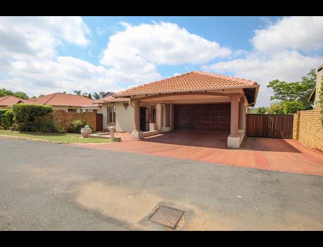 5 BEDROOM TOWNHOUSE FOR SALE IN THATCHFIELD